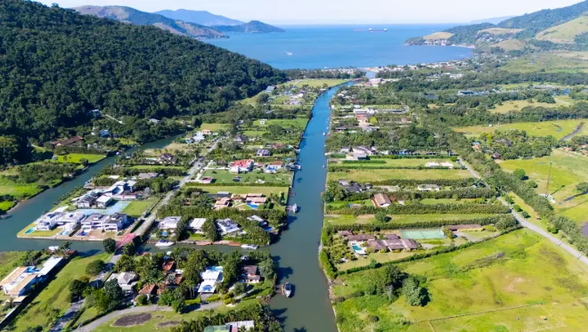 Vista aérea dos terrenos da Fazenda Portobello, em Mangaratiba, com o canal navegável e o mar ao fundo